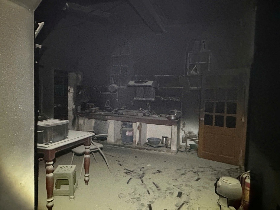 Bên trong hiện trường vụ cháy tại tầng 1 ngôi nhà (ảnh CACC)