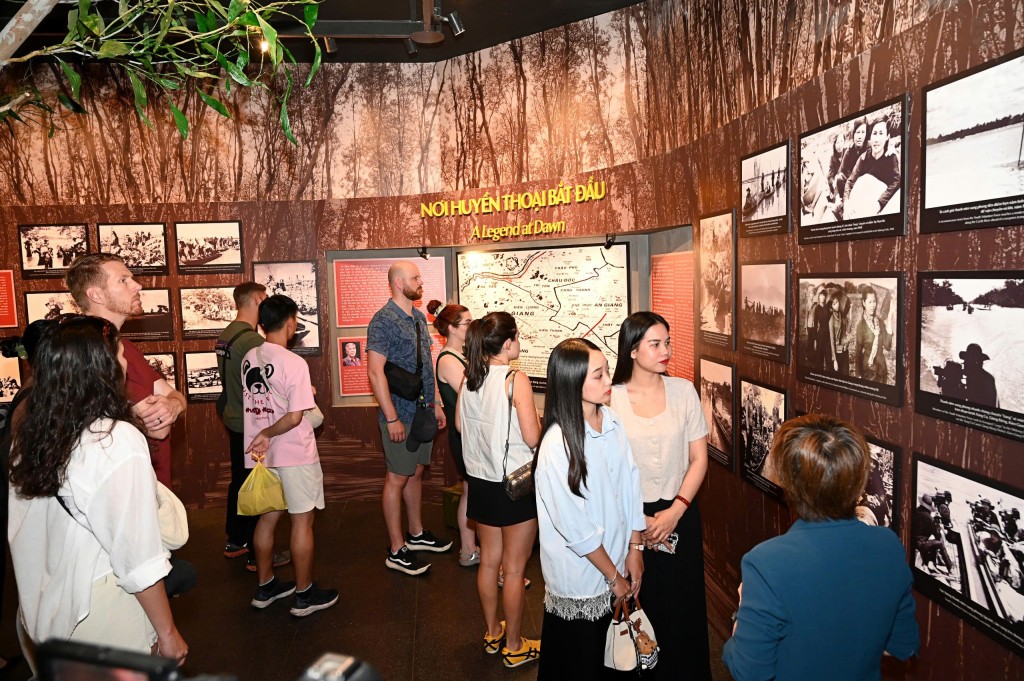 Đông đảo người trẻ và du khách nước ngoài tham quan trưng bày Đông đảo người trẻ và du khách nước ngoài tham quan trưng bày