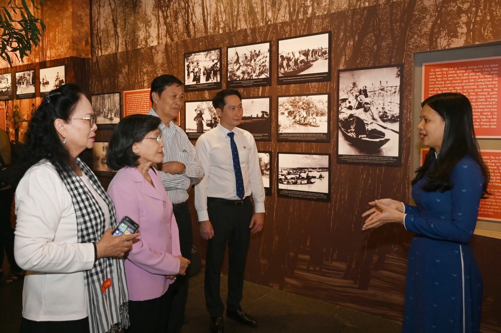 Các đại biểu nghe thuyết minh về các nội dung trưng bày Các đại biểu nghe thuyết minh về các nội dung trưng bày