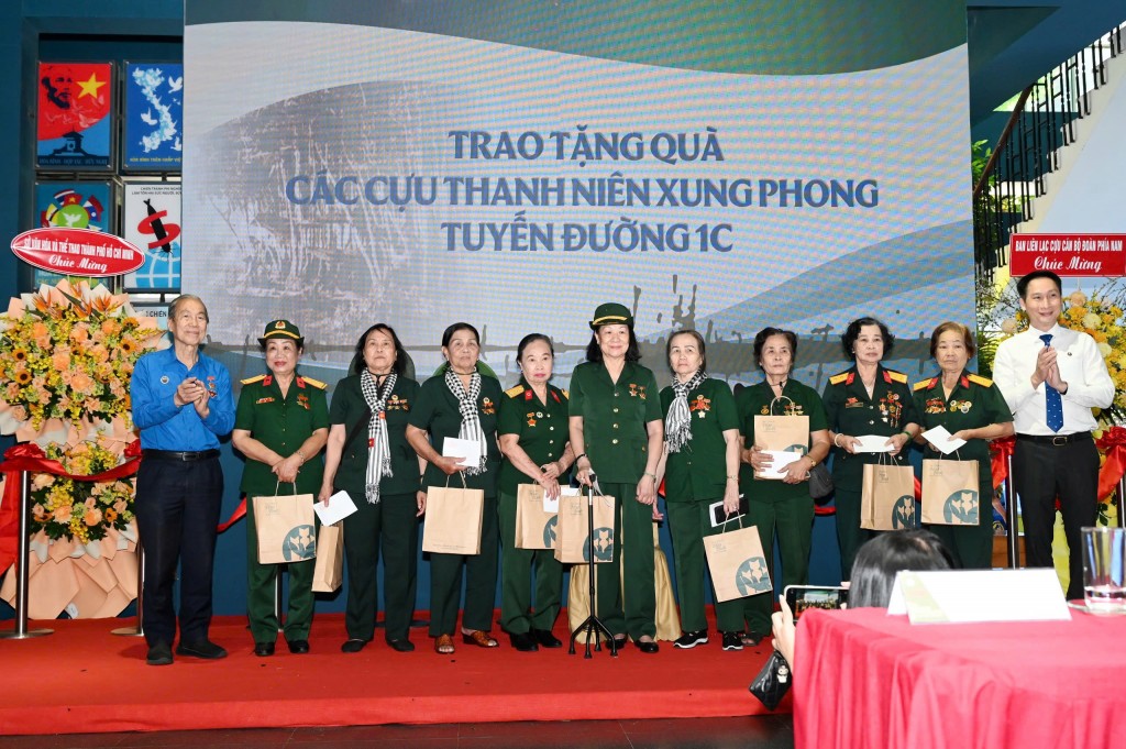 Dịp này, Ban Tổ chức đã trao quà tri ân các cựu Thanh niên xung phong từng tham gia bảo vệ, vận hành tuyến đường 1C. Dịp này, Ban Tổ chức đã trao quà tri ân các cựu Thanh niên xung phong từng tham gia bảo vệ, vận hành tuyến đường 1C.
