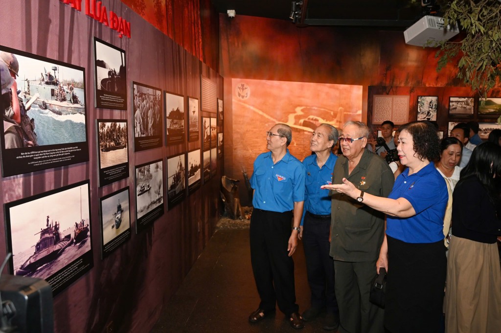 Nhiều cựu chiến binh đến tham quan triển lãm Nhiều cựu chiến binh đến tham quan triển lãm