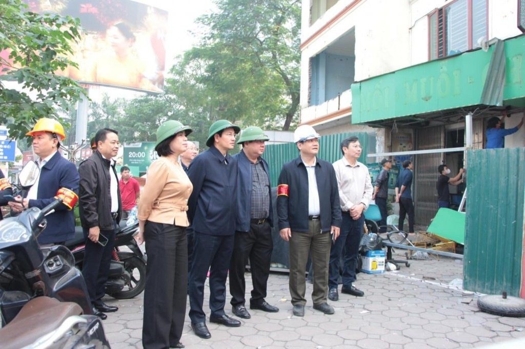 Lãnh đạo Đảng ủy, UBND phường Giảng Võ tới hiện trường giám sát