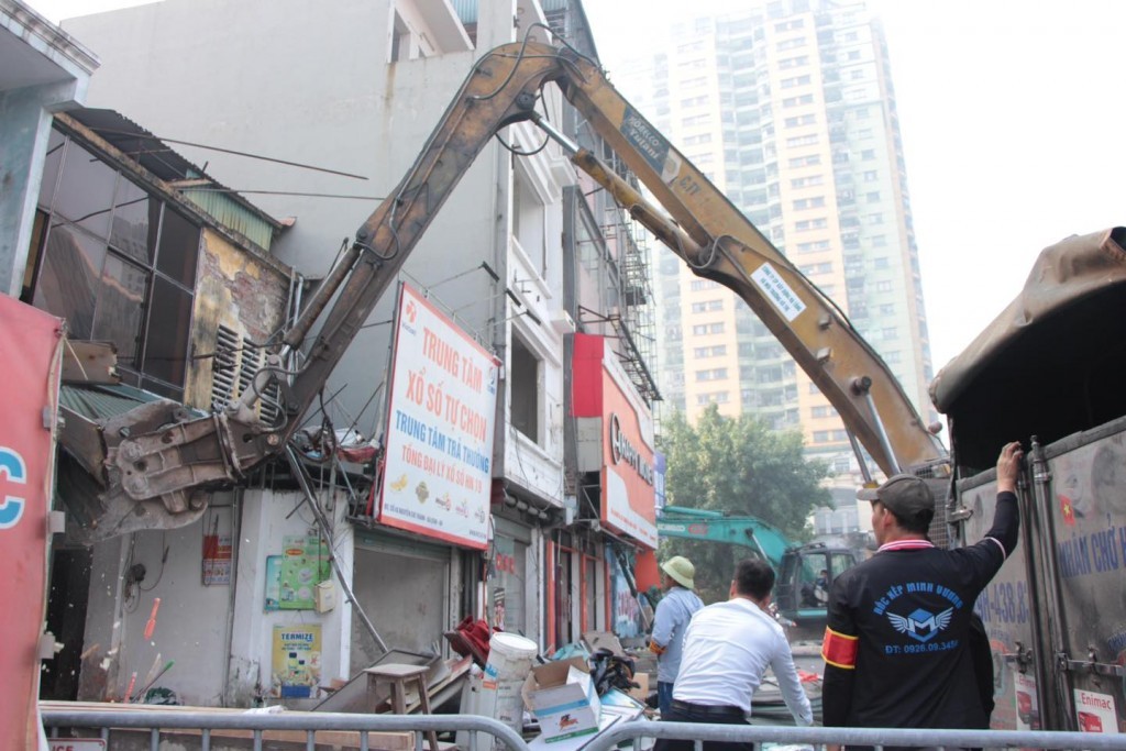 Lực lượng chức năng lập hàng rào an toàn và tiến hành cưỡng chế