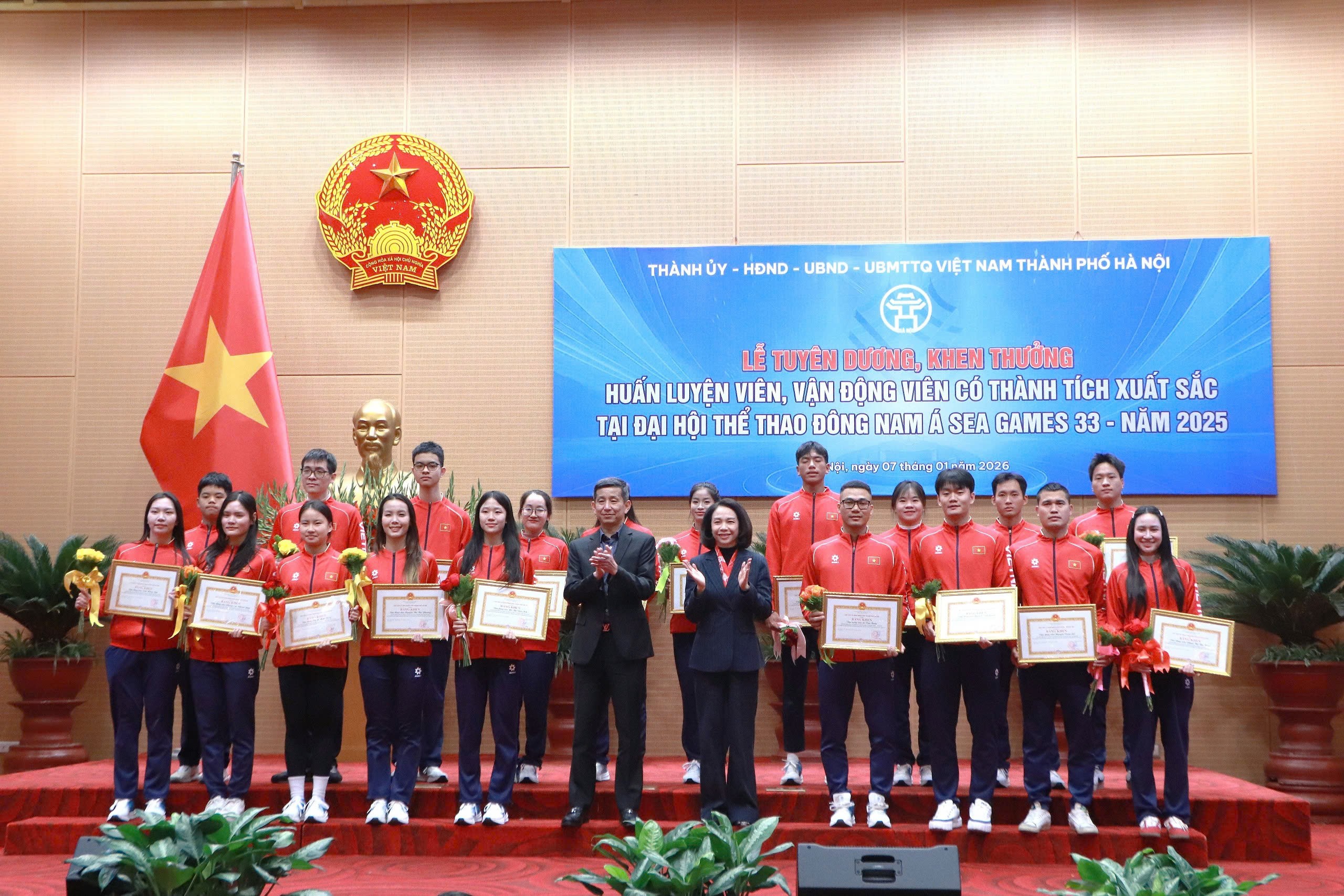 Đồng chí Vũ Thu Hà - Thành ủy viên, Phó Chủ tịch UBND thành phố Hà Nội và đồng chí Nguyễn Danh Hoàng Việt - Cục trưởng Cục Thể dục Thể thao Việt Nam trao bằng khen tới các vận động viên