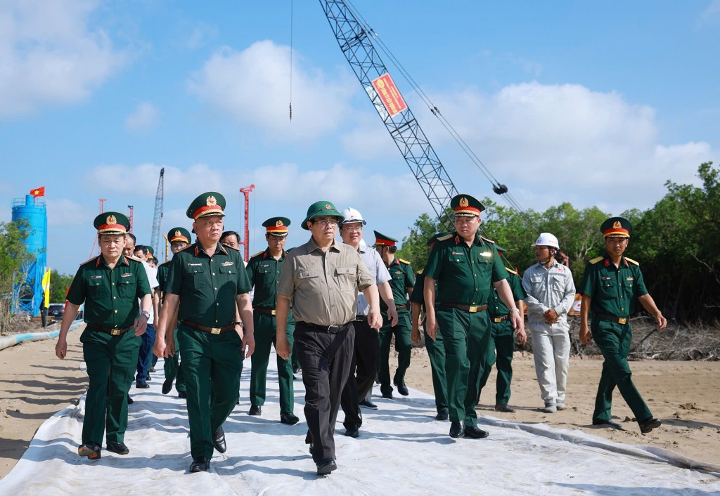 Thủ tướng Chính phủ Phạm Minh Chính kiểm tra tiến độ thi công tuyến giao thông ra đảo Hòn Khoai và Cảng tổng hợp lưỡng dụng Hòn Khoai.