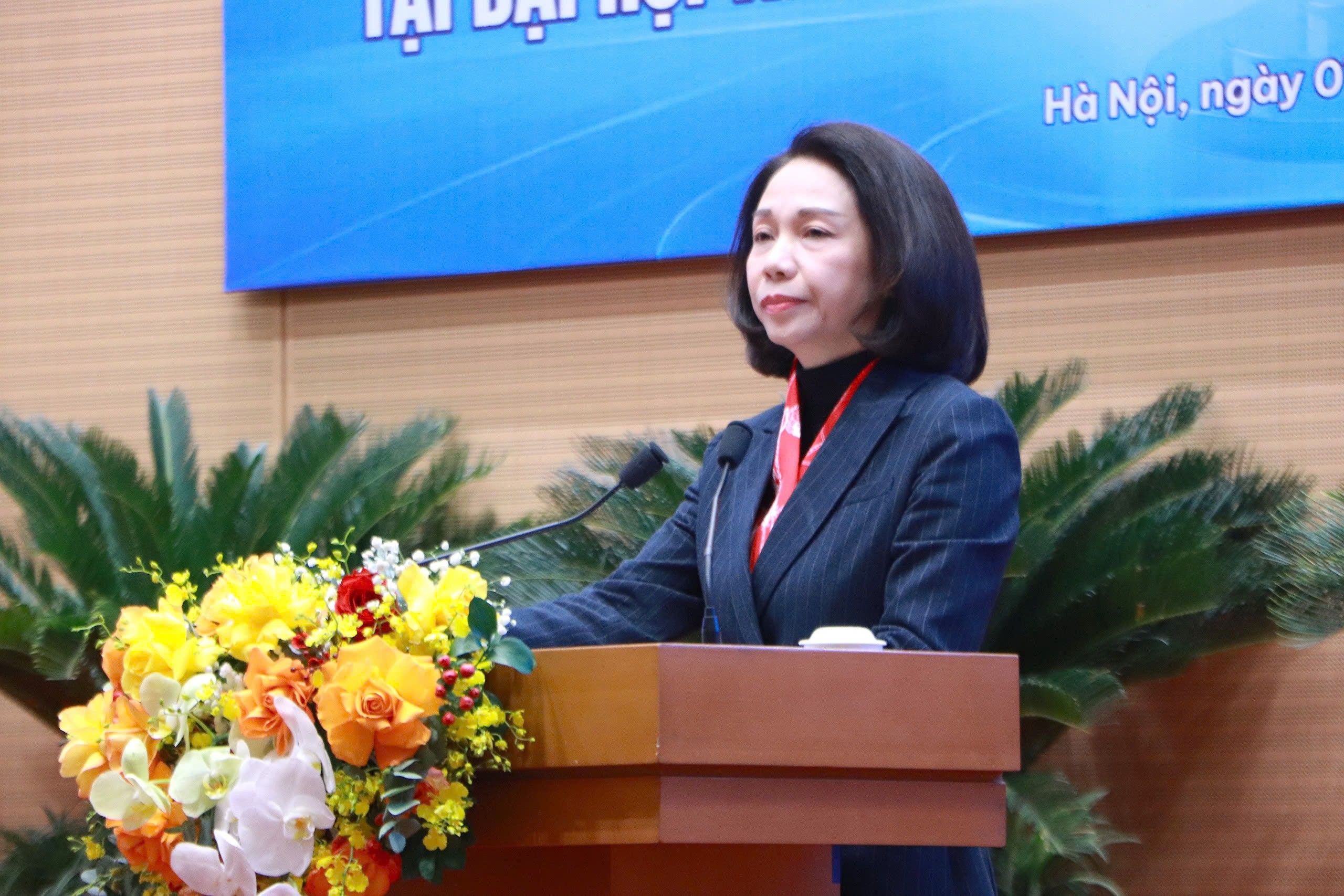 đồng chí Vũ Thu Hà - Thành ủy viên, Phó Chủ tịch UBND thành phố Hà Nội biểu dương các huấn luyện viên, vận động viên đạt thành tích cao tại Sea Games 33