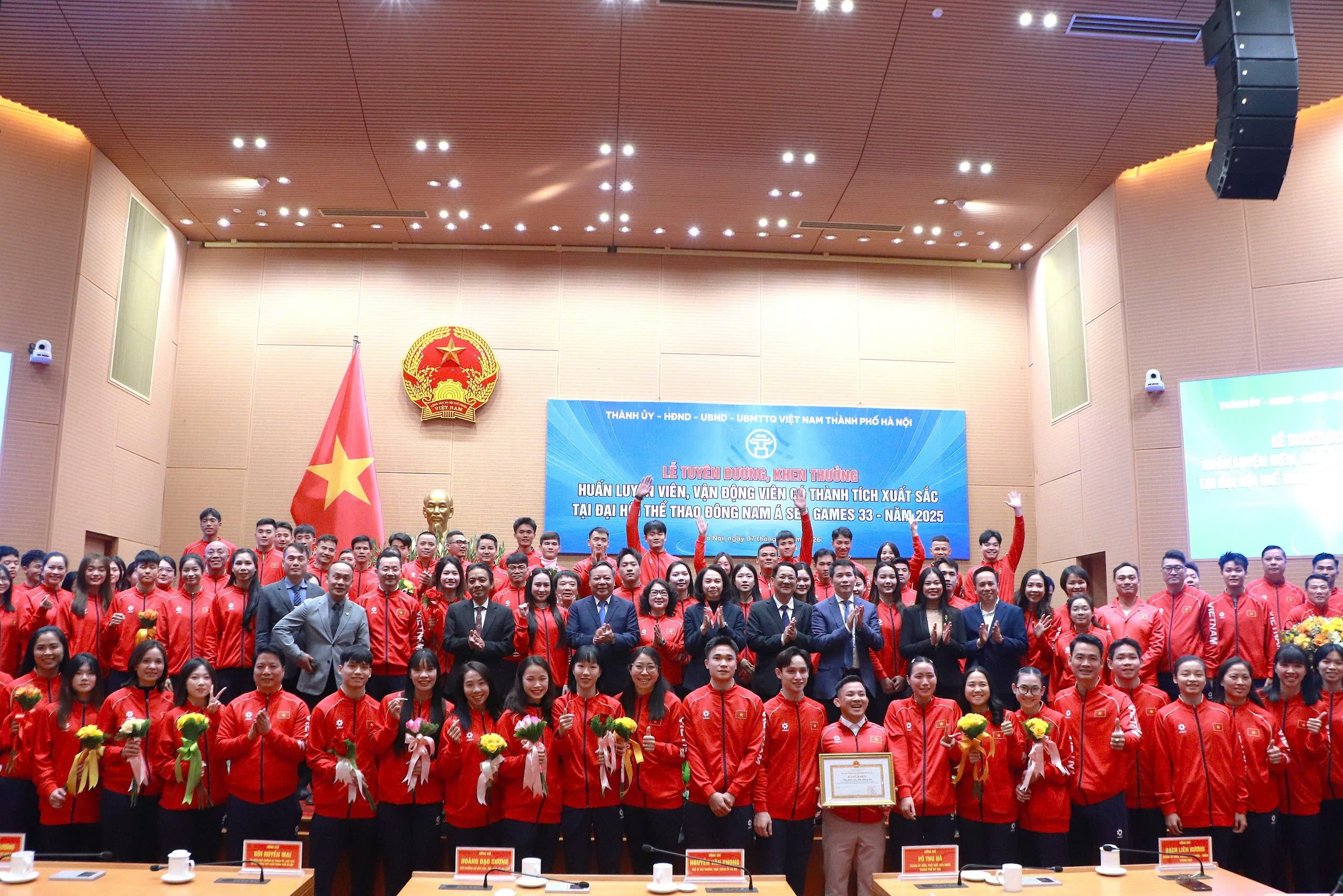 Các vị lãnh đạo chụp ảnh lưu niệm cùng các huấn luyện viên, vận động viên đạt thành tích cao tại Sea Games 33