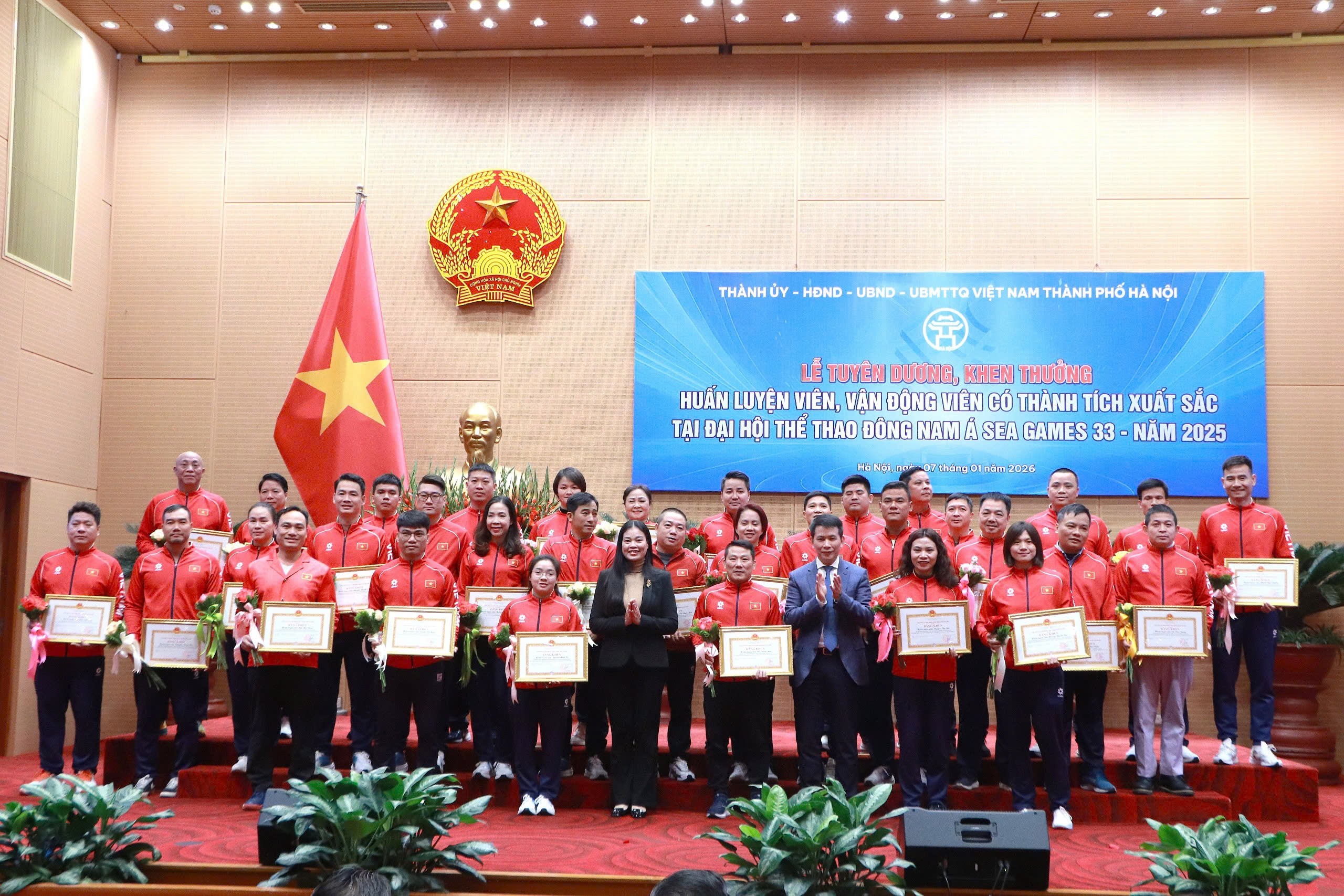 Đồng chí Bạch Liên Hương - Trưởng Ban Văn hóa - Xã hội, HĐND thành phố Hà Nội và đồng chí Phạm Tuấn Long - Giám đốc Sở Văn hóa và Thể thao Hà Nội trao bằng khen tới các vận động viên