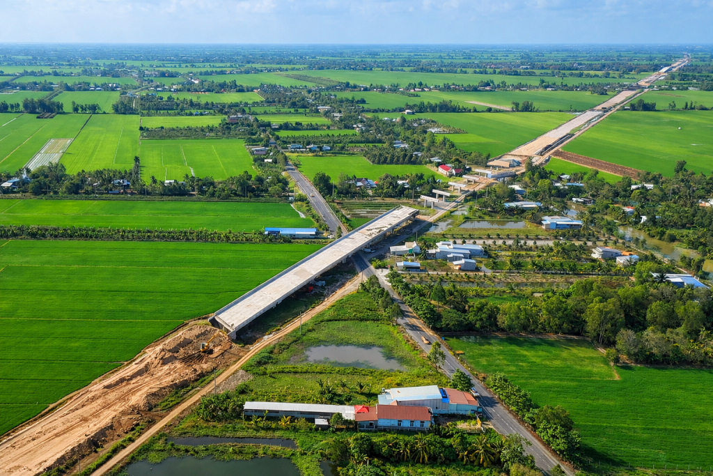 Cao tốc Châu Đốc - Cần Thơ - Sóc Trăng dần hình thành sau gần 2,5 năm thi công, tạo trục giao thông xuyên suốt miền Tây.