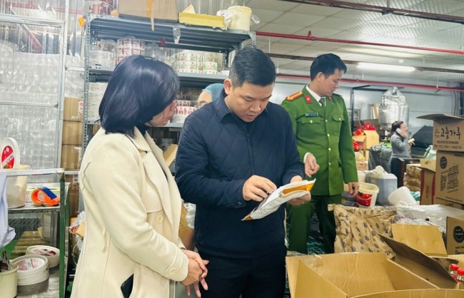 Kiểm tra đột xuất phát hiện nhiều vi phạm an toàn thực phẩm tại Công ty Việt Chef