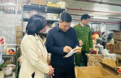 Kiểm tra đột xuất phát hiện nhiều vi phạm an toàn thực phẩm tại Công ty Việt Chef