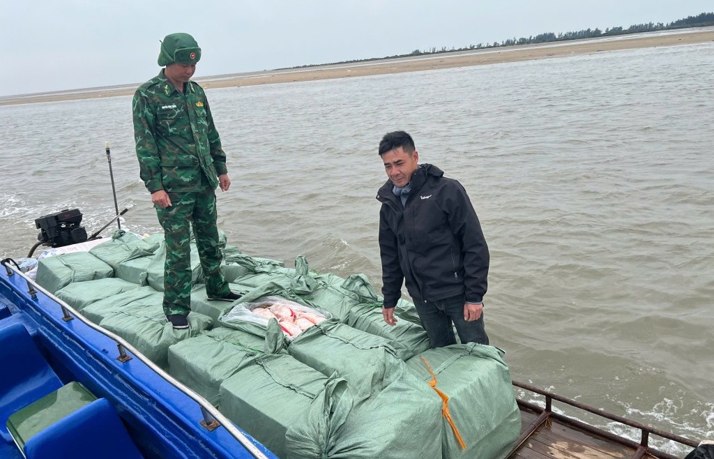 Bắt giữ vụ vận chuyển trái phép thực phẩm đông lạnh không rõ nguồn gốc