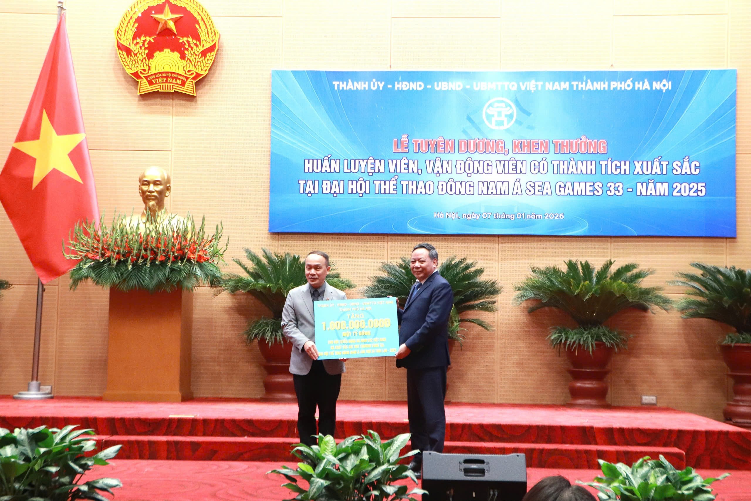 Đồng chí Nguyễn Văn Phong - Phó Bí thư Thường trực Thành ủy Hà Nội trao thưởng 3 tỉ đồng tới Đoàn Thể thao Hà Nội và 1 tỉ đồng tới Đội tuyển bóng đá Nam