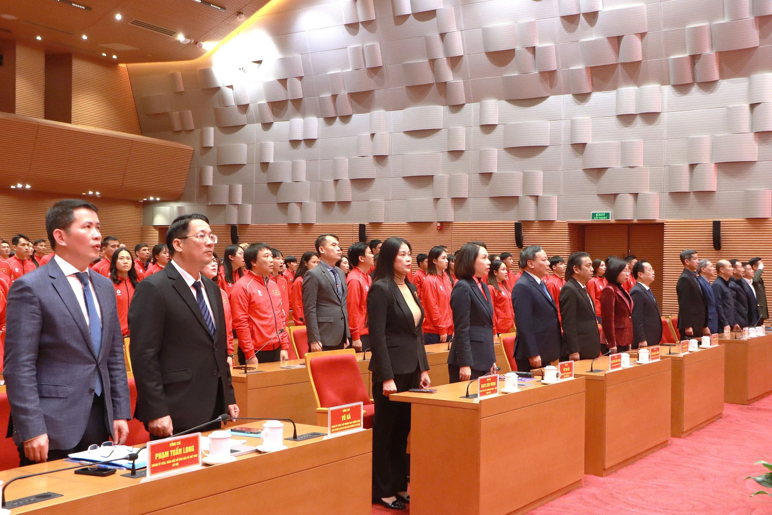 Các vị đại biểu và các huấn luyện viên, vận động viên thực hiện nghi lễ chào cờ