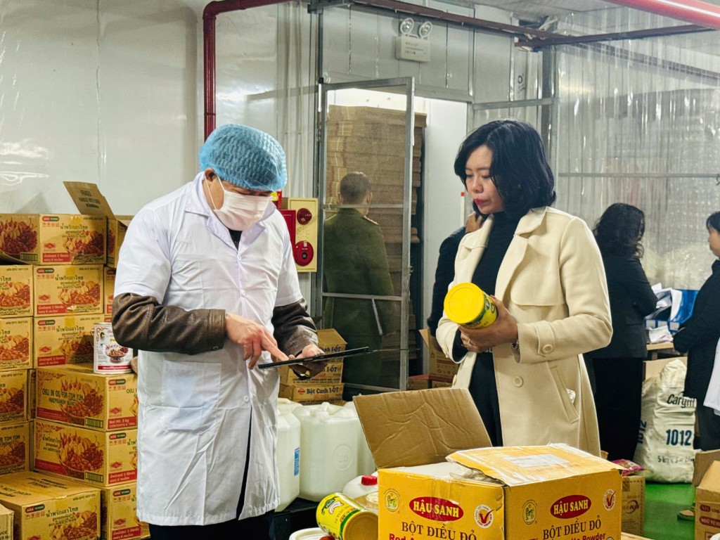 Kiểm tra đột xuất phiện nhiều vi phạm ATTP tại Công ty Việt Chef