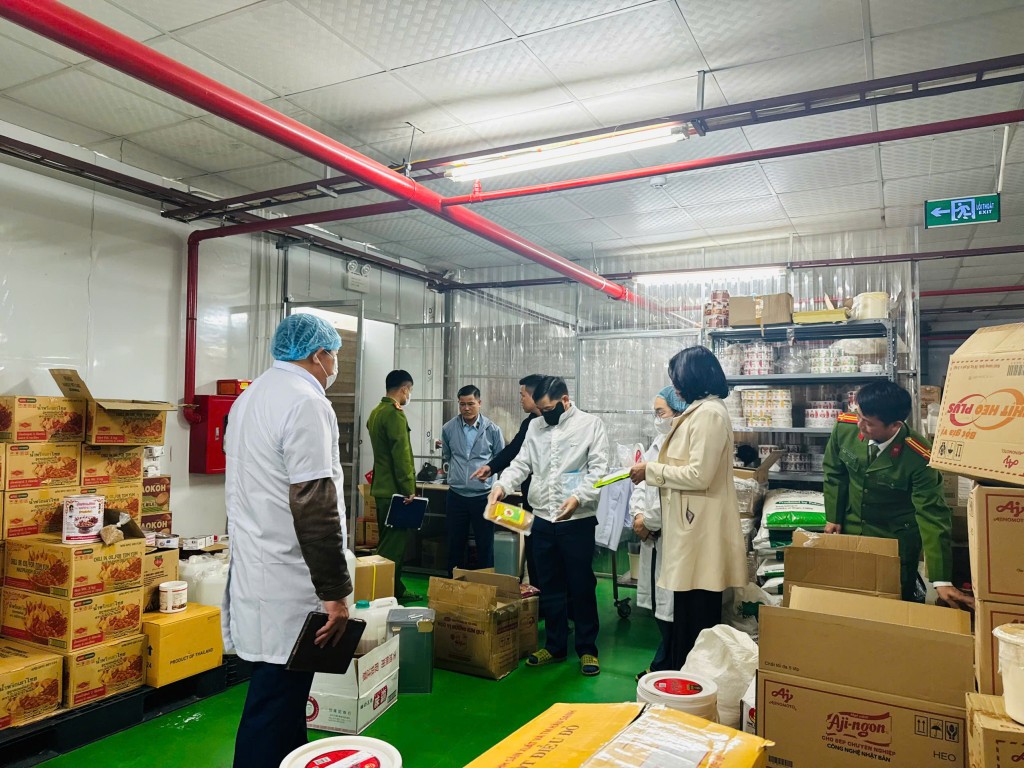 Kiểm tra đột xuất phiện nhiều vi phạm ATTP tại Công ty Việt Chef