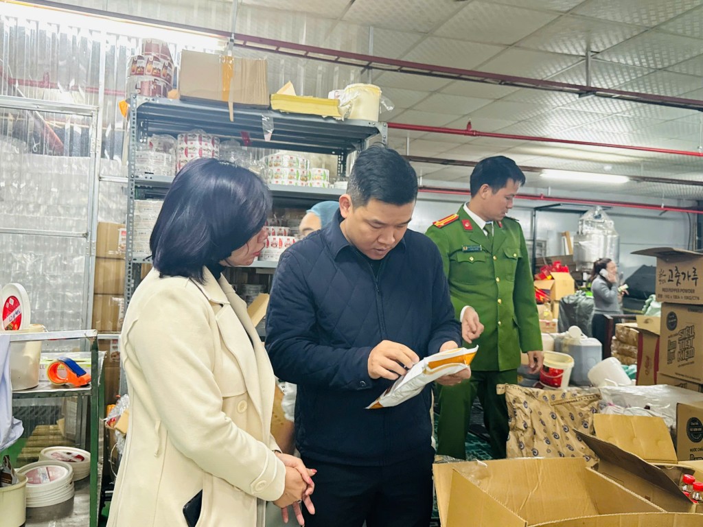 Kiểm tra đột xuất phiện nhiều vi phạm ATTP tại Công ty Việt Chef