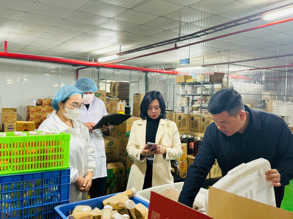 Kiểm tra đột xuất phiện nhiều vi phạm ATTP tại Công ty Việt Chef