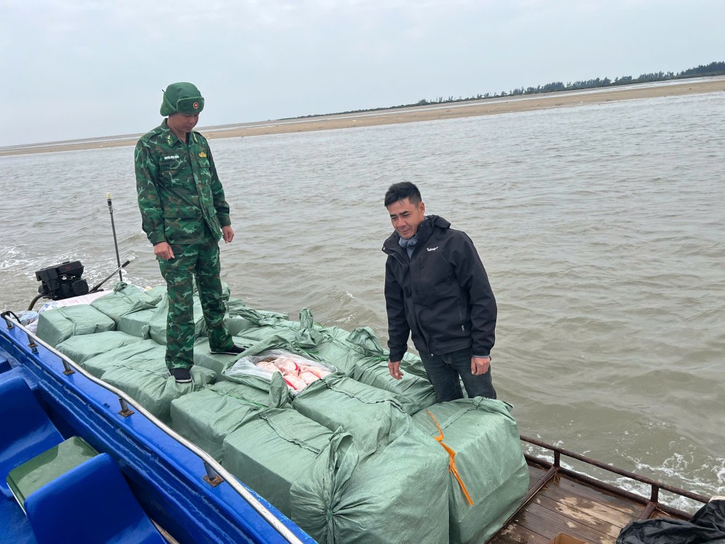 Bắt giữ vụ vận chuyển trái phép thực phẩm đông lạnh không rõ nguồn gốc