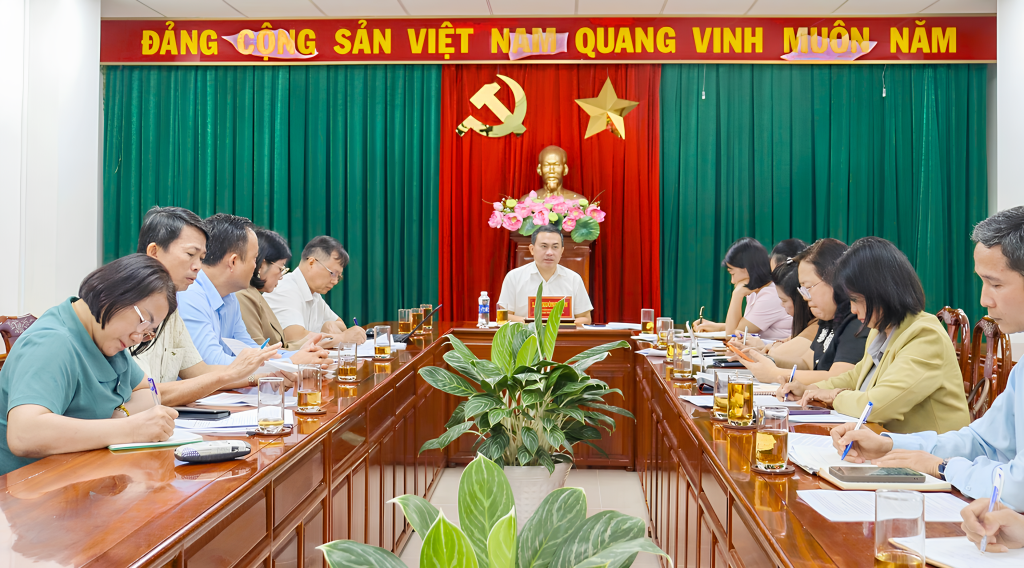 Đồng chí Lê Trường Sơn, Ủy viên Ban Thường vụ Tỉnh ủy, Phó Chủ tịch UBND tỉnh Đồng Nai chủ trì buổi làm việc với các ngành liên quan về công tác chăm lo tết, tặng quà nhân dịp Tết Nguyên đán Bính Ngọ 2026