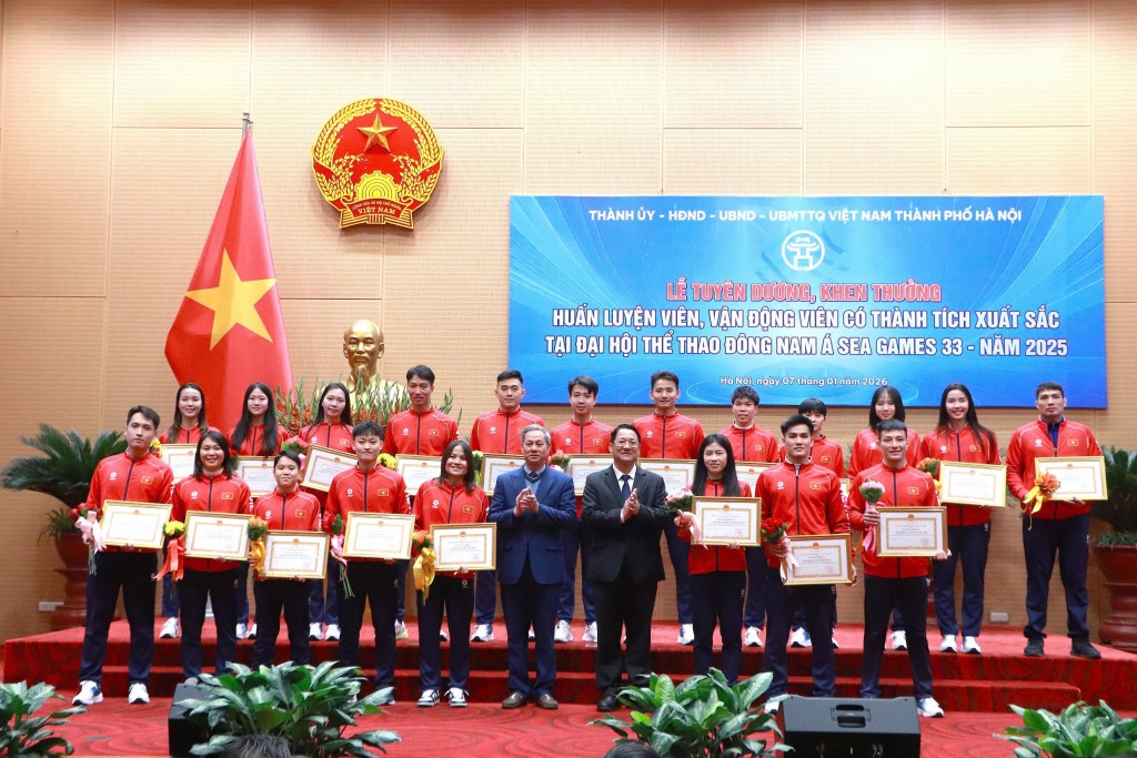 Đồng chí Vũ Hà - Phó Trưởng Ban Thường trực Ban Tuyên giáo và Dân vận Thành ủy và đồng chí Trần Văn Mạnh - Tổng Thư ký Ủy ban Olympic Việt Nam trao bằng khen tới các vạn động viên