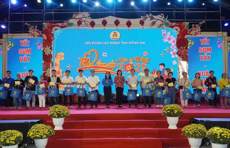 Xuân ấm áp, công nhân đón Tết đủ đầy