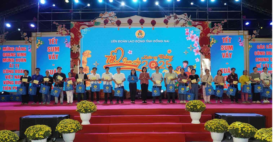 Đại diện lãnh đạo UBND tỉnh Đồng Nai tặng quà cho đoàn viên, NLĐ có hoàn cảnh khó khăn tại Chương trình Tết Sum vầy năm 2025 do LĐLĐ tỉnh Đồng Nai  tổ chức