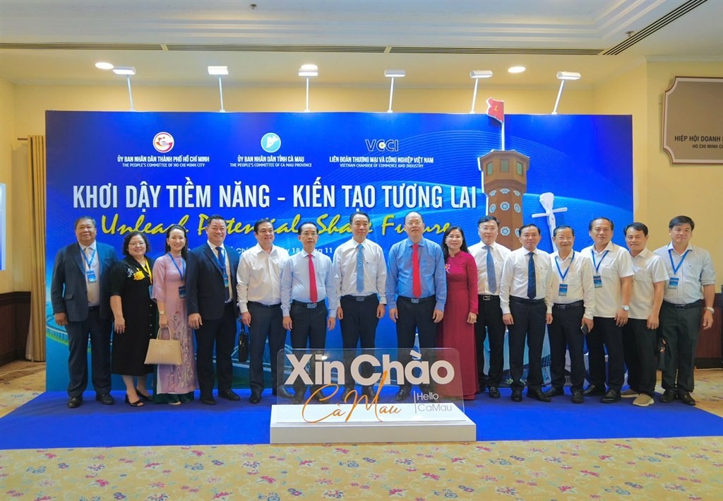 Lãnh đạo tỉnh Cà Mau chụp ảnhh lưu niệm cùng đại biểu tại Sự kiện “Xin chào Cà Mau”, sáng ngày 18/11, tại Thành phố Hồ Chí Minh Lãnh đạo tỉnh Cà Mau chụp ảnhh lưu niệm cùng đại biểu tại Sự kiện “Xin chào Cà Mau”, sáng ngày 18/11, tại Thành phố Hồ Chí Minh