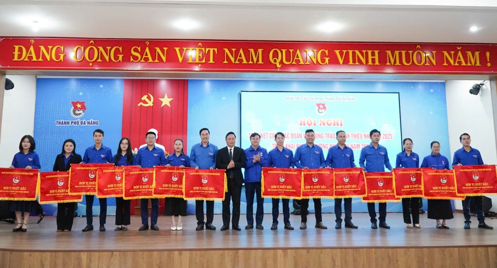 Chủ tịch Ủy ban MTTQ Việt Nam thành phố Lê Trí Thanh và Bí thư Thành đoàn Đà Nẵng Lê Công Hùng trao Cờ thi đua xuất sắc năm 2025 cho các đơn vị Chủ tịch Ủy ban MTTQ Việt Nam thành phố Lê Trí Thanh và Bí thư Thành đoàn Đà Nẵng Lê Công Hùng trao Cờ thi đua xuất sắc năm 2025 cho các đơn vị