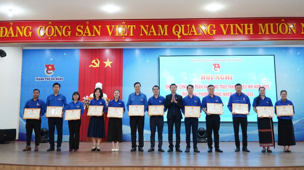96 tập thể và cá nhân nhận Bằng khen của Thành đoàn Đà Nẵng vì có thành tích xuất sắc trong công tác Đoàn và phong trào thanh thiếu nhi năm 2025 96 tập thể và cá nhân nhận Bằng khen của Thành đoàn Đà Nẵng vì có thành tích xuất sắc trong công tác Đoàn và phong trào thanh thiếu nhi năm 2025