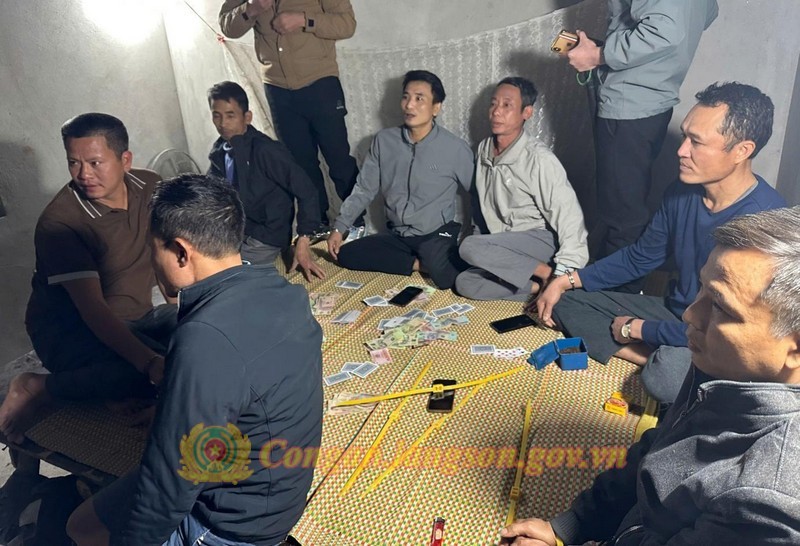 Hiện trường bắt quả tang các đối tượng đánh bạc