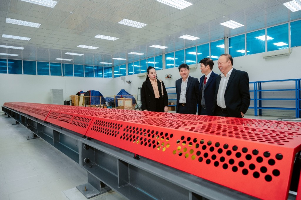 Đoàn công tác kiểm tra thiết bị thử nghiệm lực kéo ngang cơ điện tử điều khiển bằng máy tính model WDL-300 tại Phòng thí nghiệm NPCETC