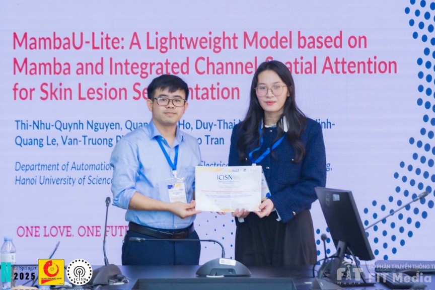 Nguyễn Thị Như Quỳnh trong vai trò tác giả chính bài báo khoa học tham gia trình bày tại Hội nghị quốc tế ICISN 2025 Nguyễn Thị Như Quỳnh trong vai trò tác giả chính bài báo khoa học tham gia trình bày tại Hội nghị quốc tế ICISN 2025