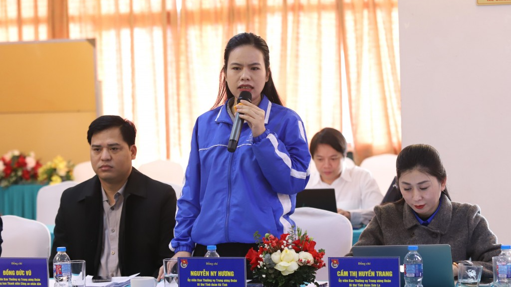 Bí thư Tỉnh đoàn Hà Tĩnh Nguyễn Ny Hương phát biểu tại hội nghị Bí thư Tỉnh đoàn Hà Tĩnh Nguyễn Ny Hương phát biểu tại hội nghị
