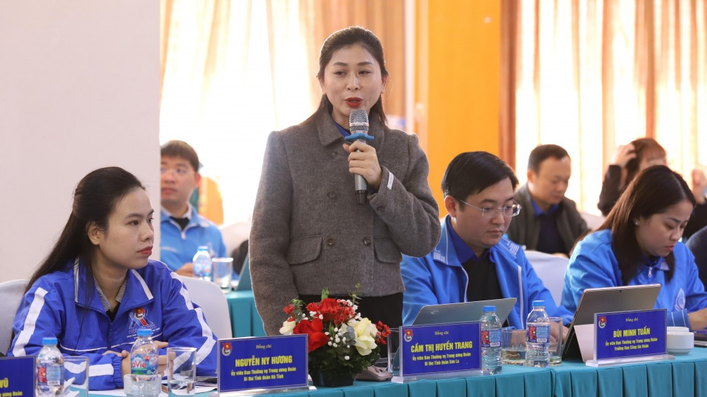 Đại biểu phatr biểu tại hội nghị Đại biểu phatr biểu tại hội nghị