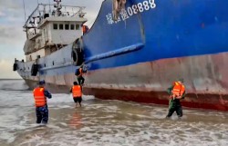 Quảng Ngãi: Xử lý tàu lạ trôi dạt vào bờ biển