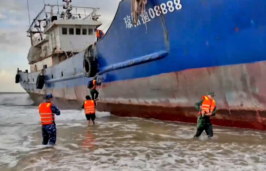 Quảng Ngãi: Xử lý tàu lạ trôi dạt vào bờ biển