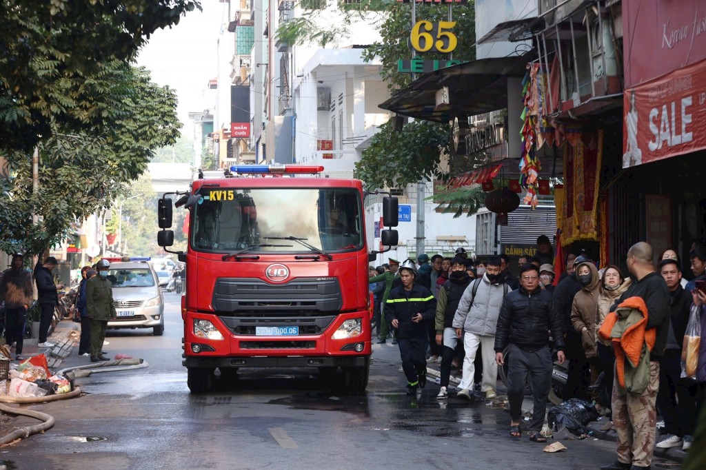 Lực lượng Cảnh sát phòng cháy, chữa cháy và cứu nạn, cứu hộ có mặt tại hiện trường triển khai chữa cháy, cứu nạn, cứu hộ