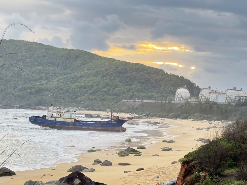 Chiếc tàu sắt lạ trôi dạt vào biển ở Quảng Ngãi Chiếc tàu sắt lạ trôi dạt vào biển ở Quảng Ngãi