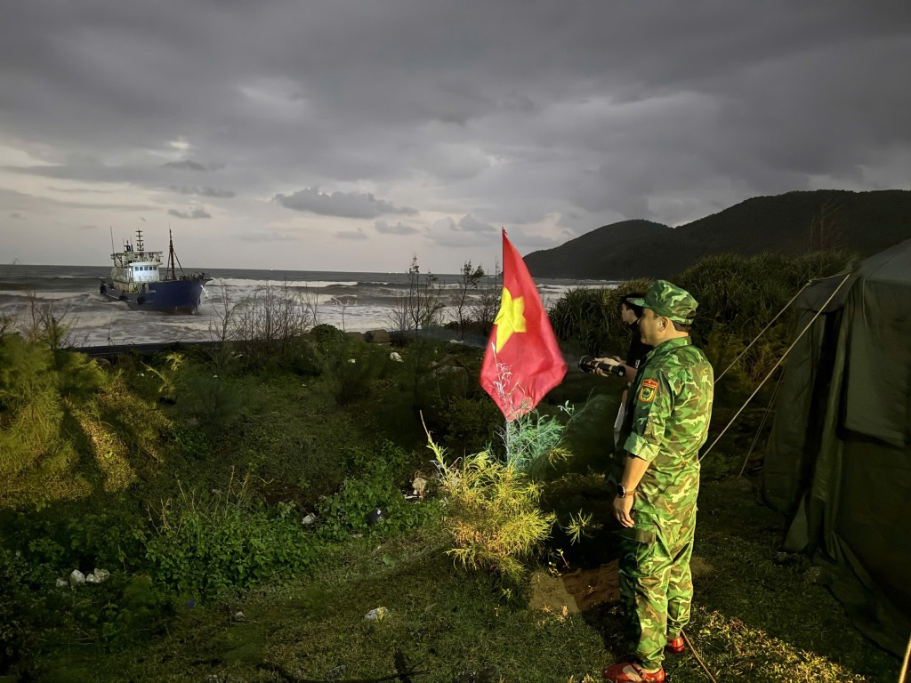 Lực lượng chức năng thành lập chốt trực canh phòng, giám sát ngay tại vị trí tàu mắc cạn để ngăn chặn các hoạt động xâm nhập, tiếp cận bất hợp pháp Lực lượng chức năng thành lập chốt trực canh phòng, giám sát ngay tại vị trí tàu mắc cạn để ngăn chặn các hoạt động xâm nhập, tiếp cận bất hợp pháp