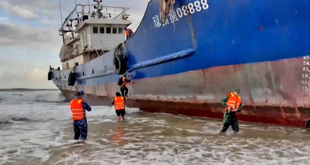 Cơ quan chức năng tiếp cận tàu Cơ quan chức năng tiếp cận tàu