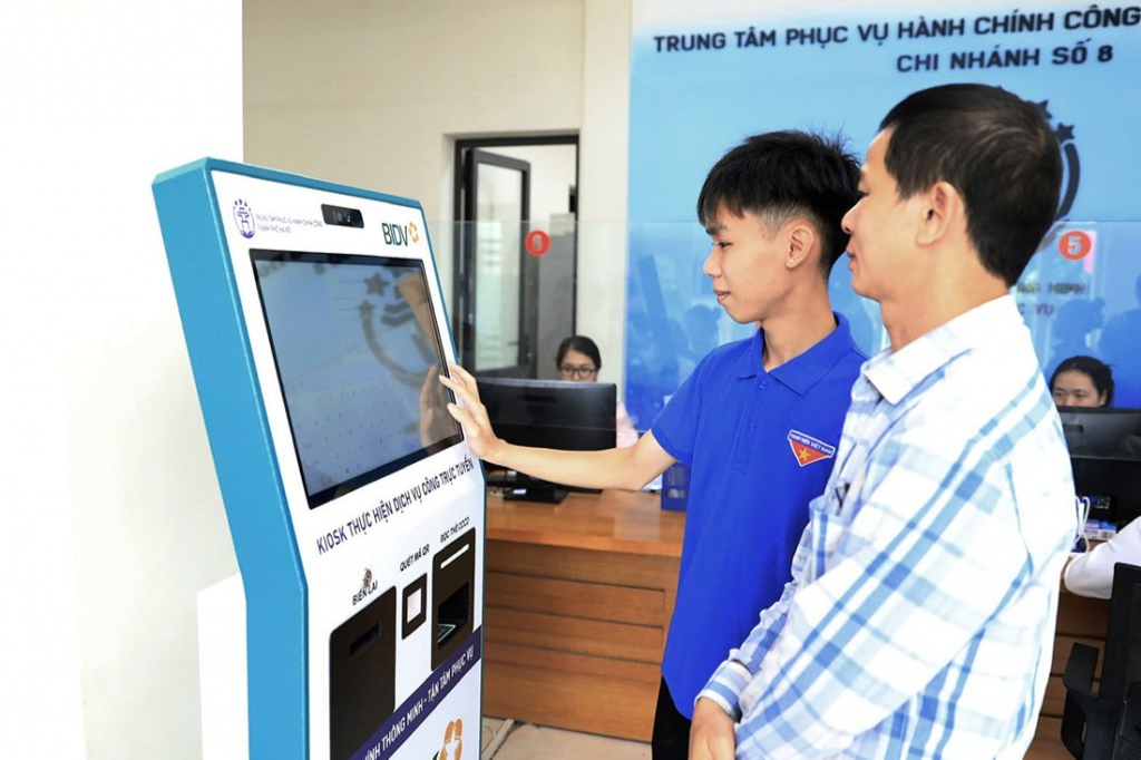 Thanh niên tình nguyện hỗ trợ người dân làm thủ tục hành chính
