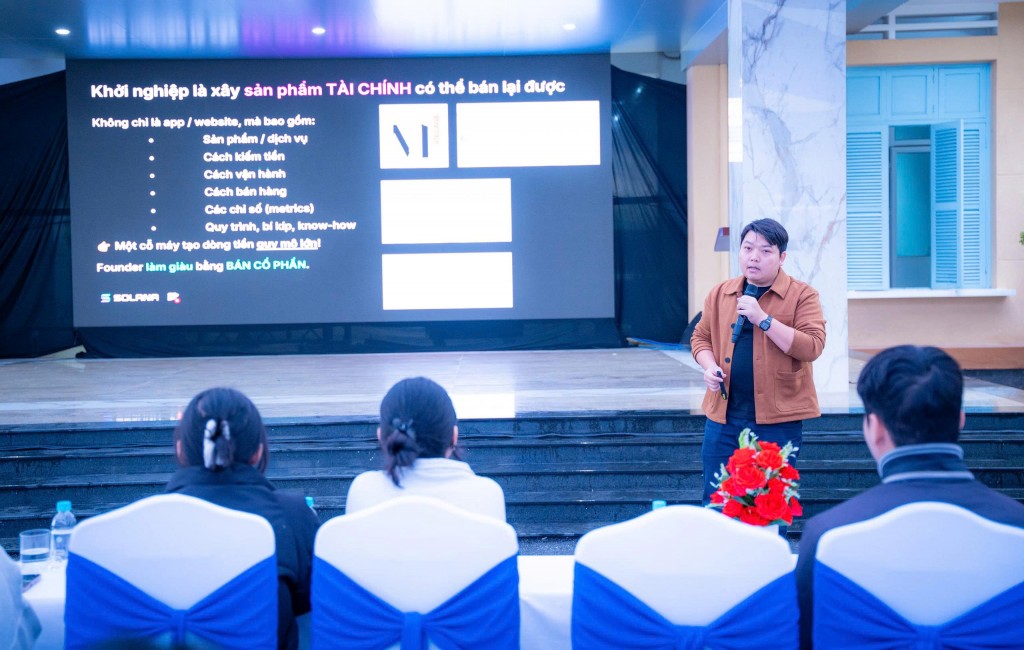 Talkshow “Khởi nghiệp sáng tạo của sinh viên trong kỷ nguyên mới” với sự tham giả của diễn giả Bùi Trung Hiếu - Country lead tại Solana Superteam Vietnam Talkshow “Khởi nghiệp sáng tạo của sinh viên trong kỷ nguyên mới” với sự tham giả của diễn giả Bùi Trung Hiếu - Country lead tại Solana Superteam Vietnam