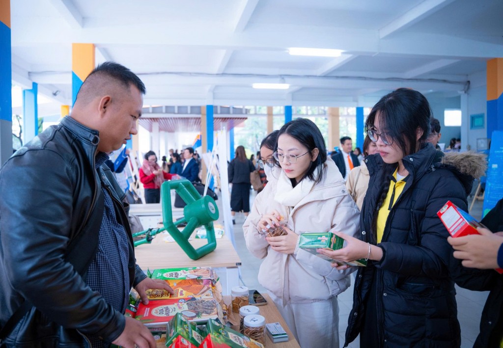 Gian hàng dự án khởi nghiệp của sinh viên, sản phẩm OCOP và sản phẩm đổi mới sáng tạo địa phương Gian hàng dự án khởi nghiệp của sinh viên, sản phẩm OCOP và sản phẩm đổi mới sáng tạo địa phương