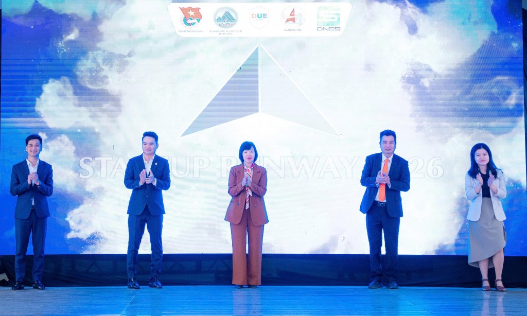 Các đại biểu thực hiện nghi thức khởi động Cuộc thi Startup Runway 2026 Các đại biểu thực hiện nghi thức khởi động Cuộc thi Startup Runway 2026
