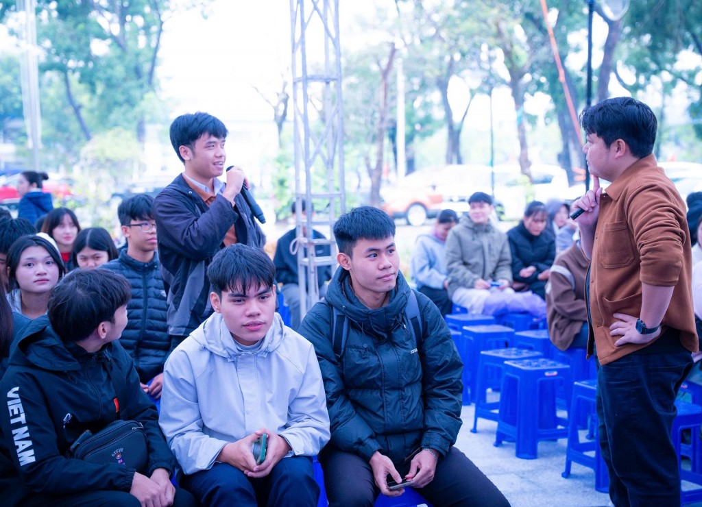 Sinh viên trao đổi, chia sẻ tại diễn đàn Sinh viên trao đổi, chia sẻ tại diễn đàn