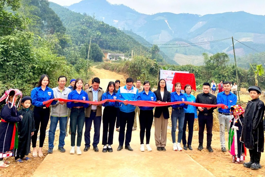 Tỉnh đoàn Yên Bái phối hợp với trung tâm tình nguyện Quốc gia và các đơn vị tài trợ tổ chức lễ khánh thành và bàn giao công trình công trình “Cầu hạnh phúc” tại thôn Khe Cá