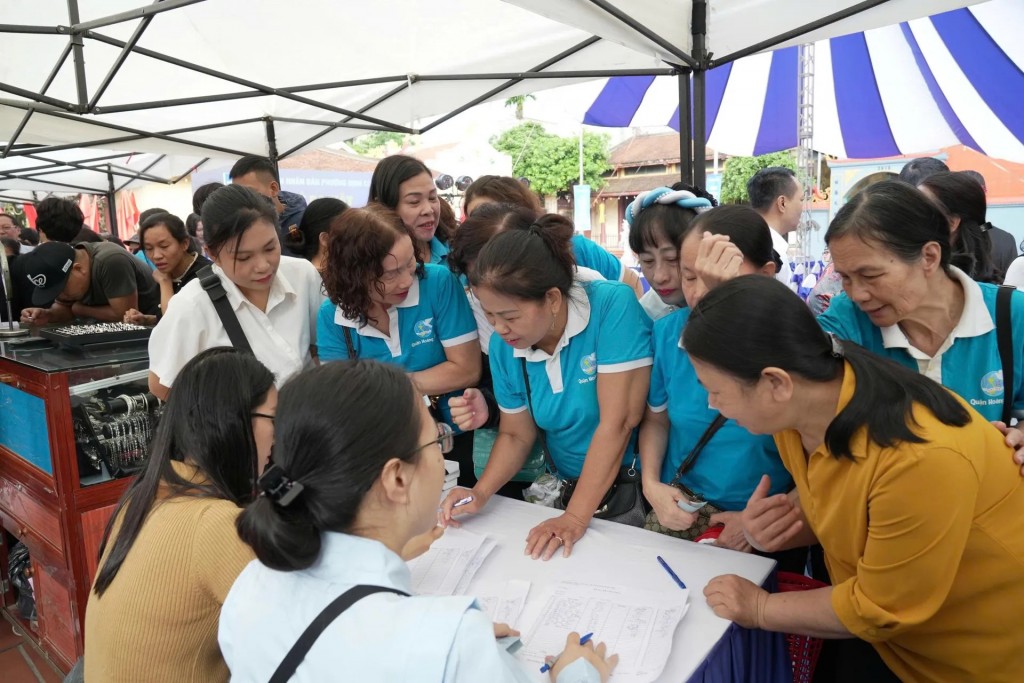 Hà Nội: Chợ truyền thống đã quen với không dùng tiền mặt Hà Nội: Chợ truyền thống đã quen với không dùng tiền mặt