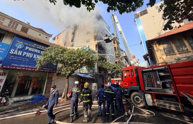 Vụ cháy nhà 7 tầng gần chợ Hà Đông khiến 3 người thương vong