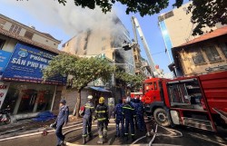 Vụ cháy nhà 7 tầng gần chợ Hà Đông khiến 3 người thương vong